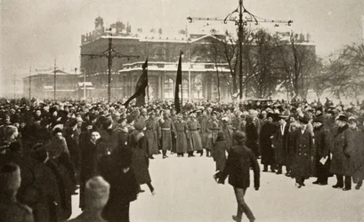 Soldati con bandiere rosse guidano una folla immensa sulla Prospettiva Nevsky, marzo 1917